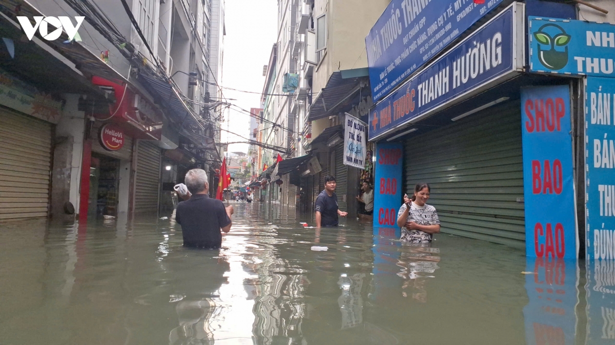 nhieu ho dan phu Do ha noi bi co lap, cho cuu tro giua bien nuoc du het mua hinh anh 4