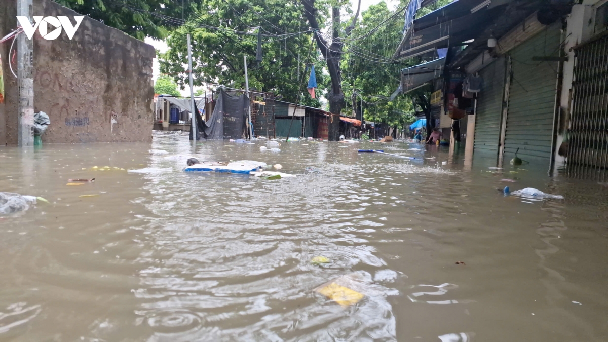 nhieu ho dan phu Do ha noi bi co lap, cho cuu tro giua bien nuoc du het mua hinh anh 3