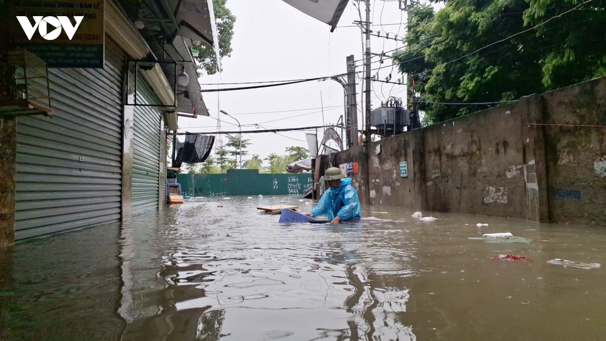 nhieu ho dan phu Do ha noi bi co lap, cho cuu tro giua bien nuoc du het mua hinh anh 1