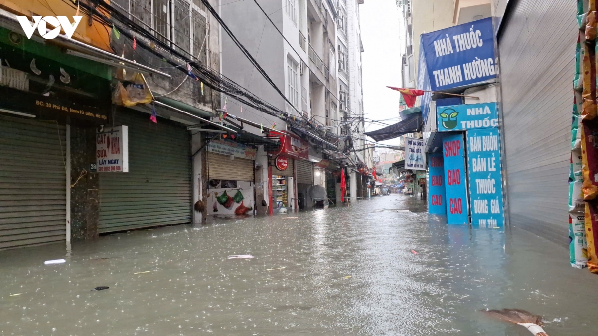 nhieu ho dan phu Do ha noi bi co lap, cho cuu tro giua bien nuoc du het mua hinh anh 5