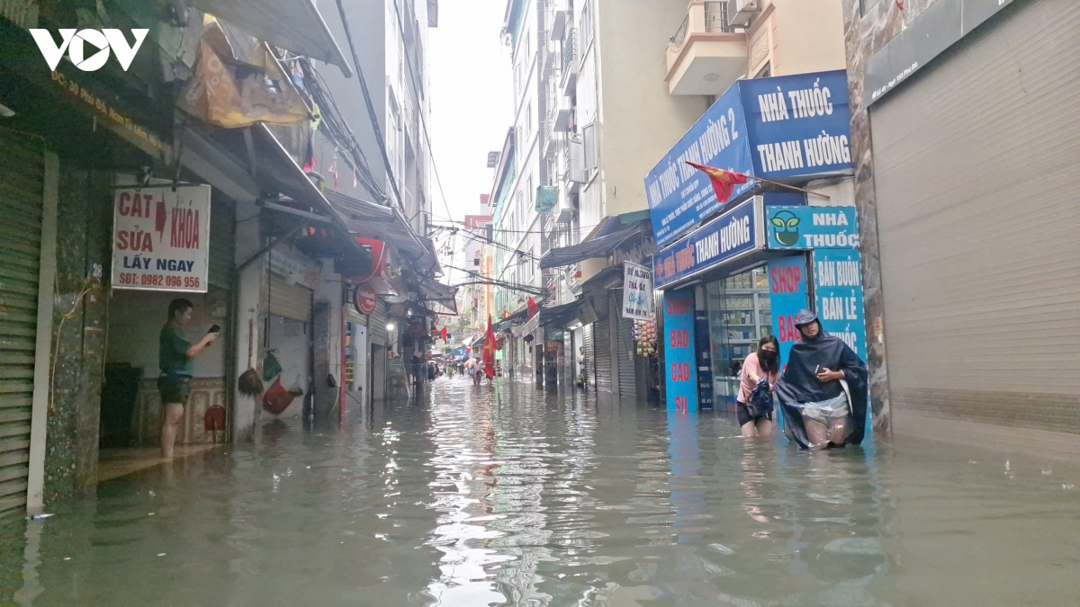 nhieu ho dan phu Do ha noi bi co lap, cho cuu tro giua bien nuoc du het mua hinh anh 2