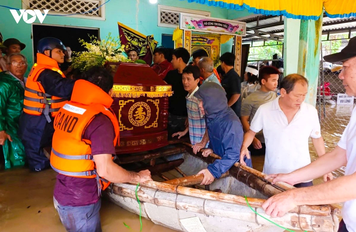 mua lu lich su, cuop di nhieu sinh mang va tai san nguoi dan mien trung-tay nguyen hinh anh 1