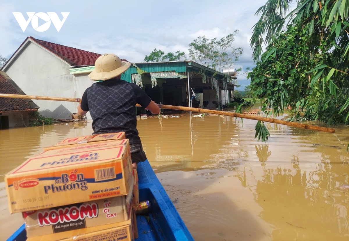 Cụ bà 72 tuổi đạp xe chở 20kg gạo tiếp sức bà con vùng lũ Nghệ An