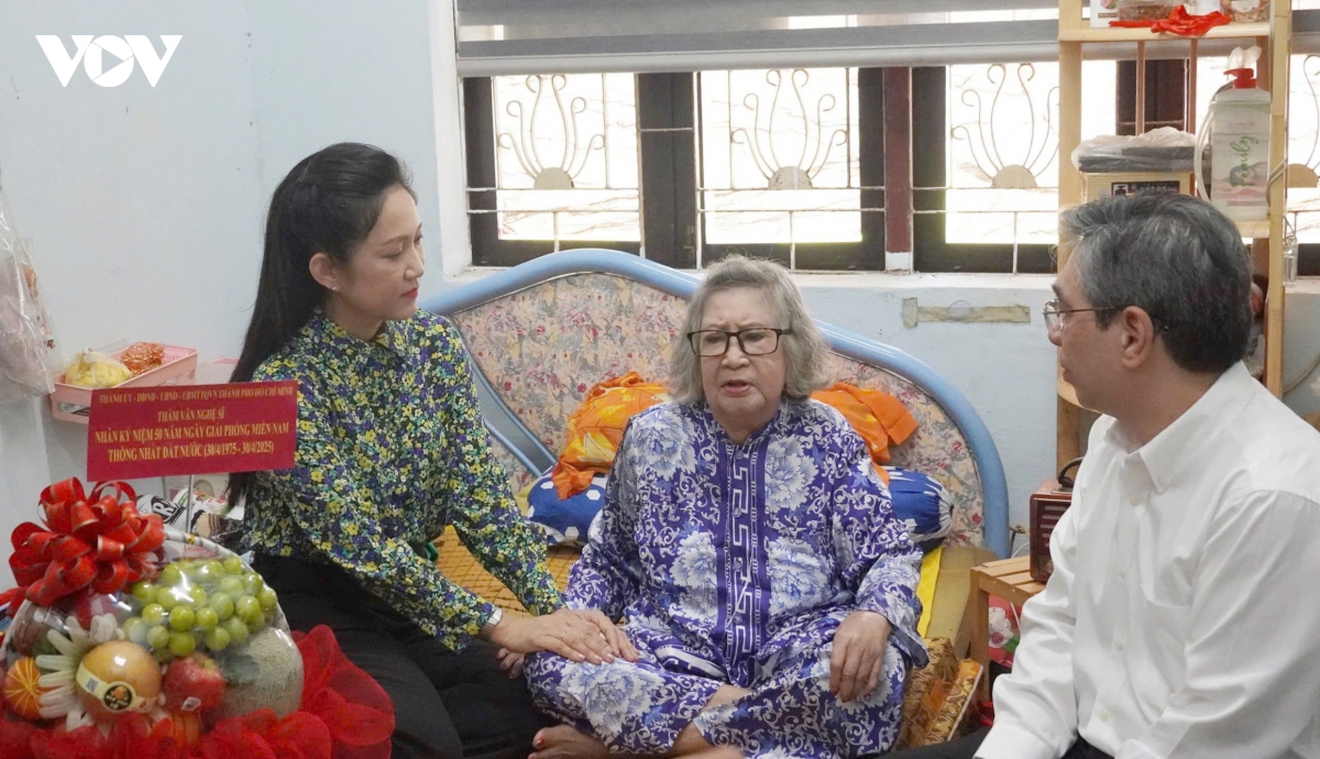 lanh dao tp.hcm tham cac van nghe si tieu bieu hinh anh 1