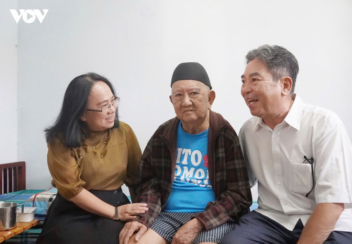 lanh dao tp.hcm tham cac van nghe si tieu bieu hinh anh 3