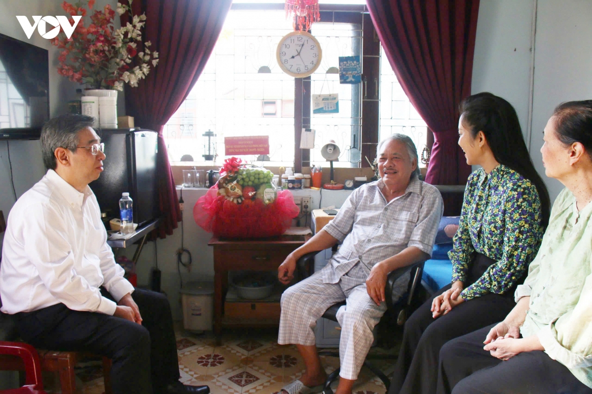 lanh dao tp.hcm tham cac van nghe si tieu bieu hinh anh 2