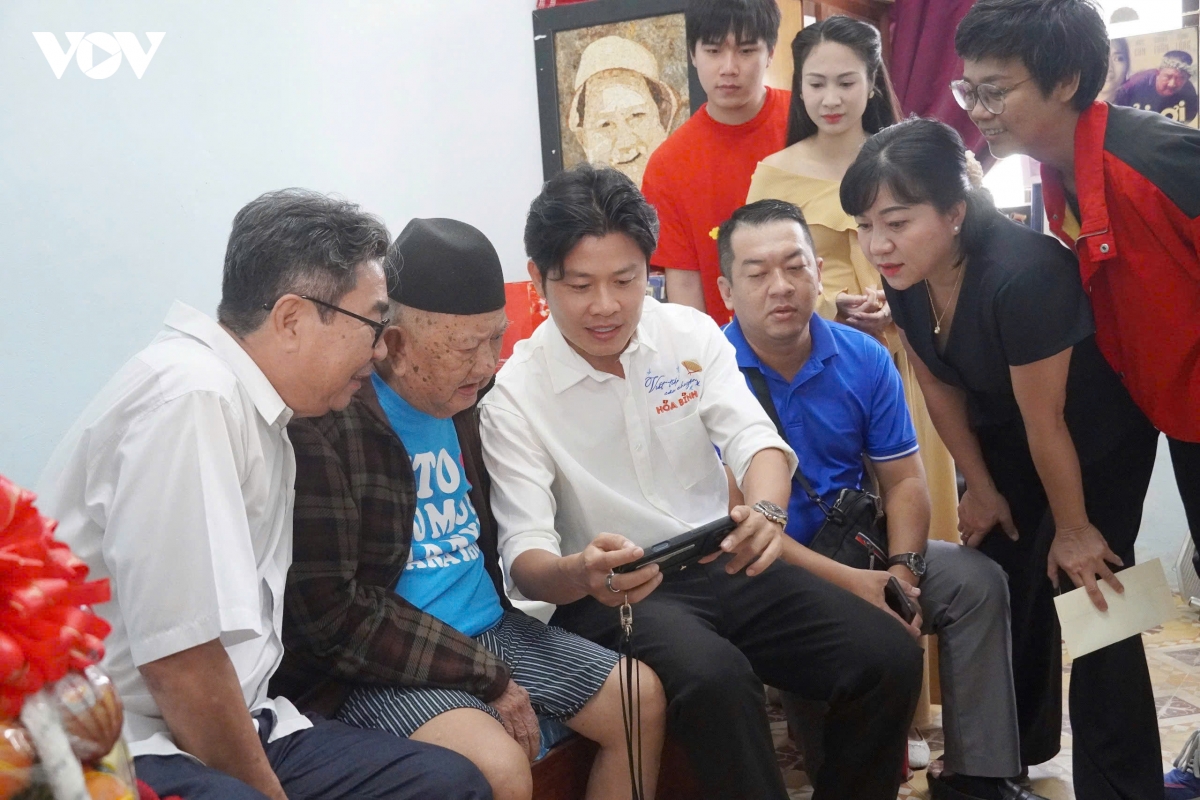 lanh dao tp.hcm tham cac van nghe si tieu bieu hinh anh 5