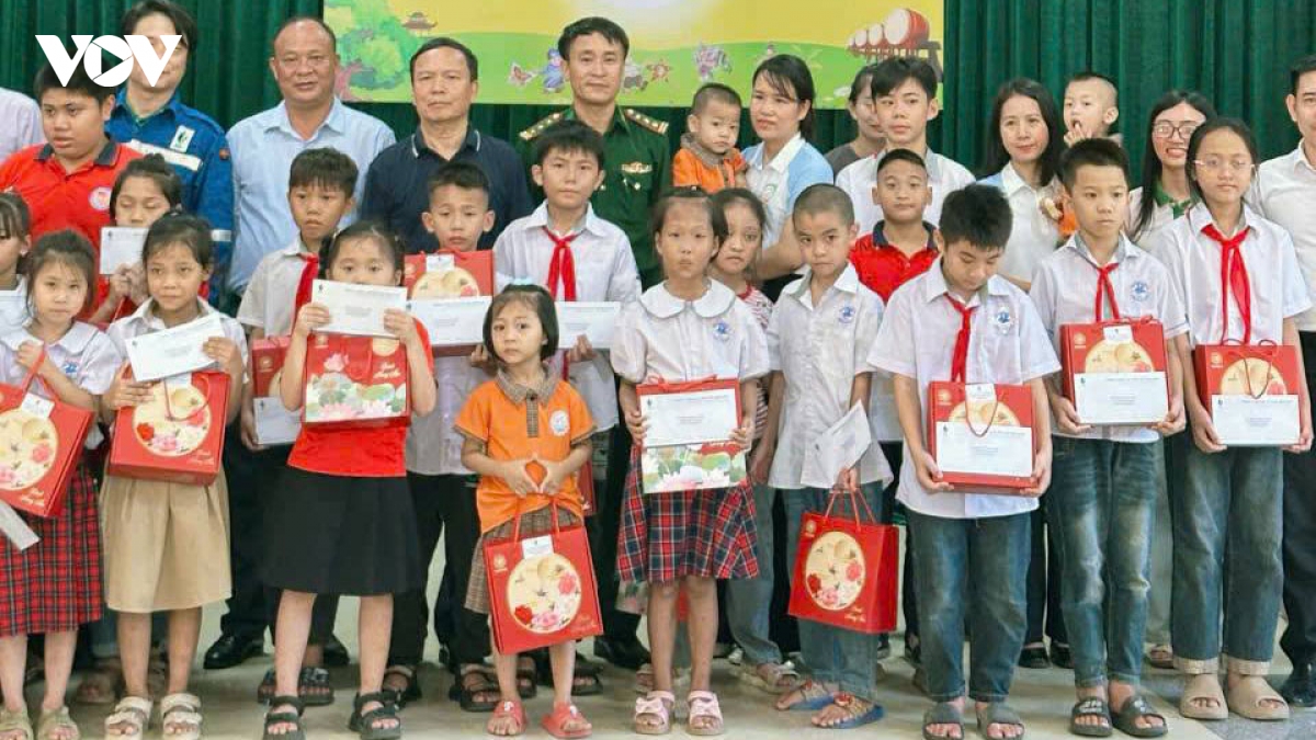 bo doi bien phong mang trung thu am ap den voi tre em noi bien gioi thanh hoa hinh anh 6