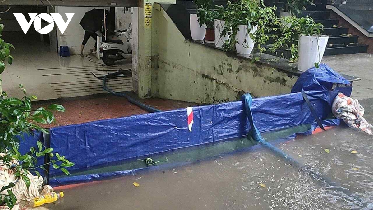 Hà Nội ngập sâu, người dân dựng rào bao cát, bê tông chống nước vào nhà