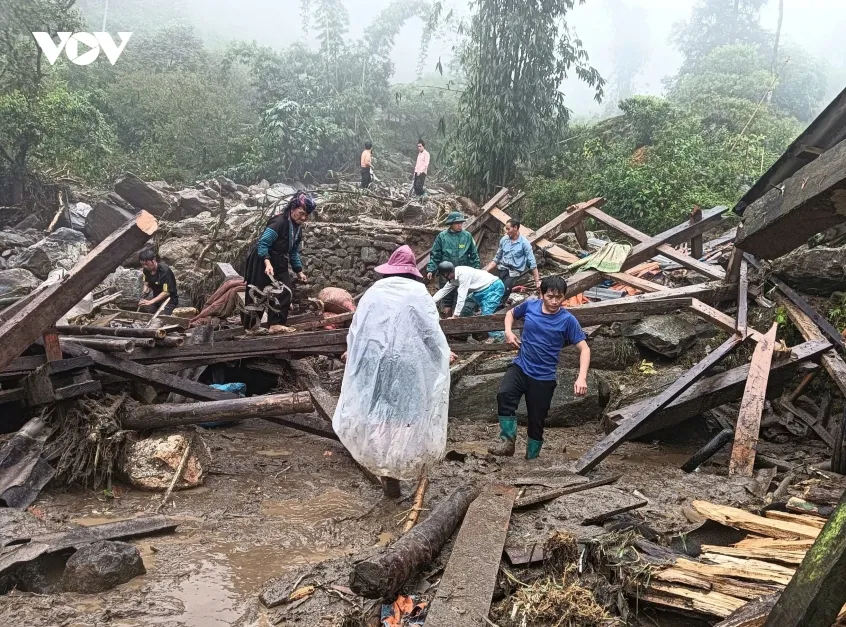 lao cai don luc khac phuc hau qua mua lu hinh anh 1