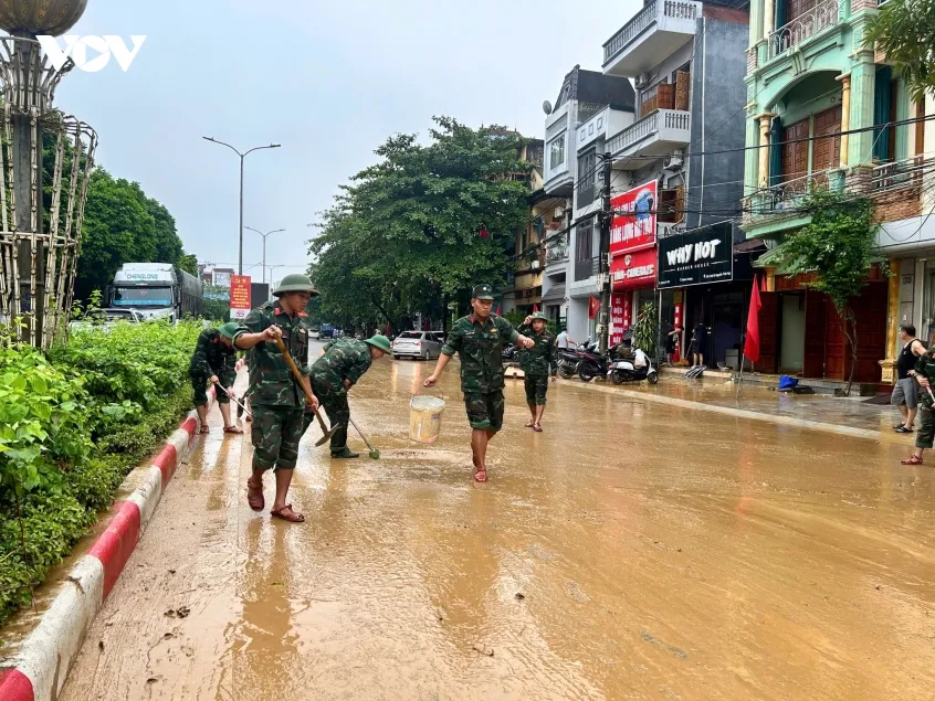 lao cai don luc khac phuc hau qua mua lu hinh anh 4