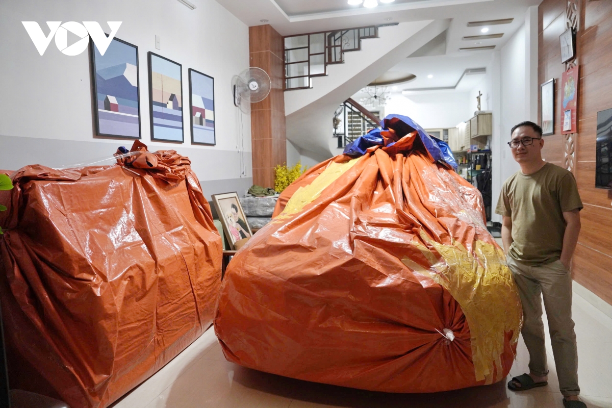 Người dân Đà Nẵng dùng bạt bọc kín ô tô trong nhà phòng mưa bão