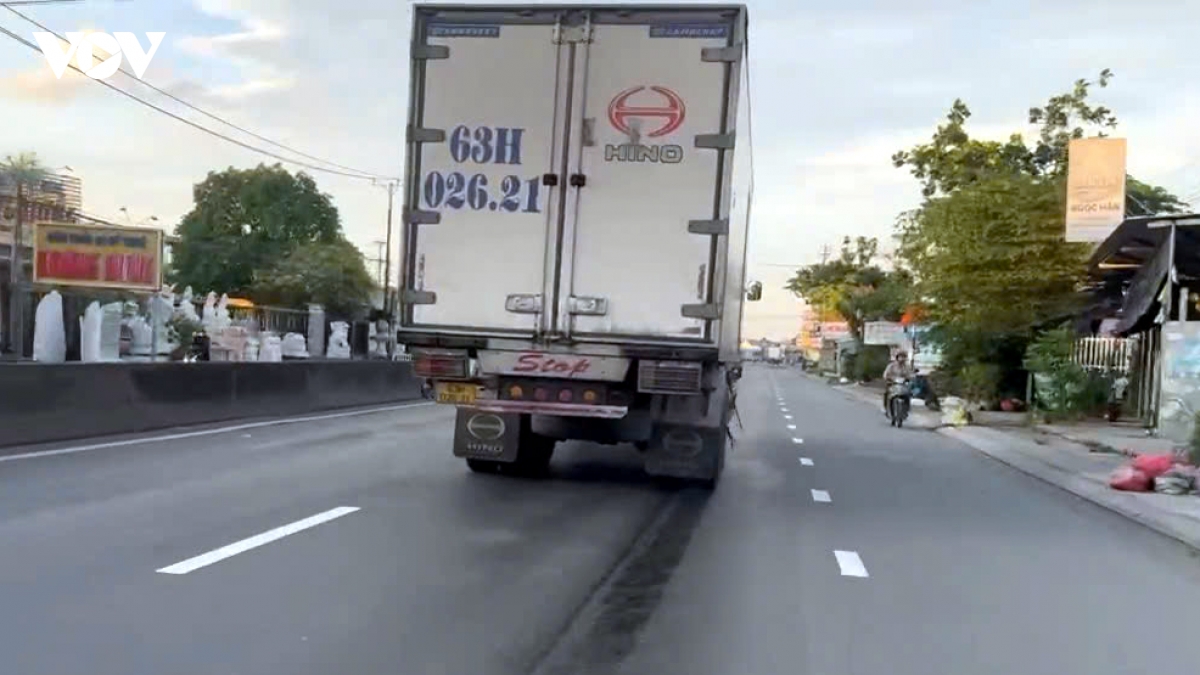 O to xa nuoc thai hoi thoi xuong mat duong, ban thang vao mat nguoi dan hinh anh 1