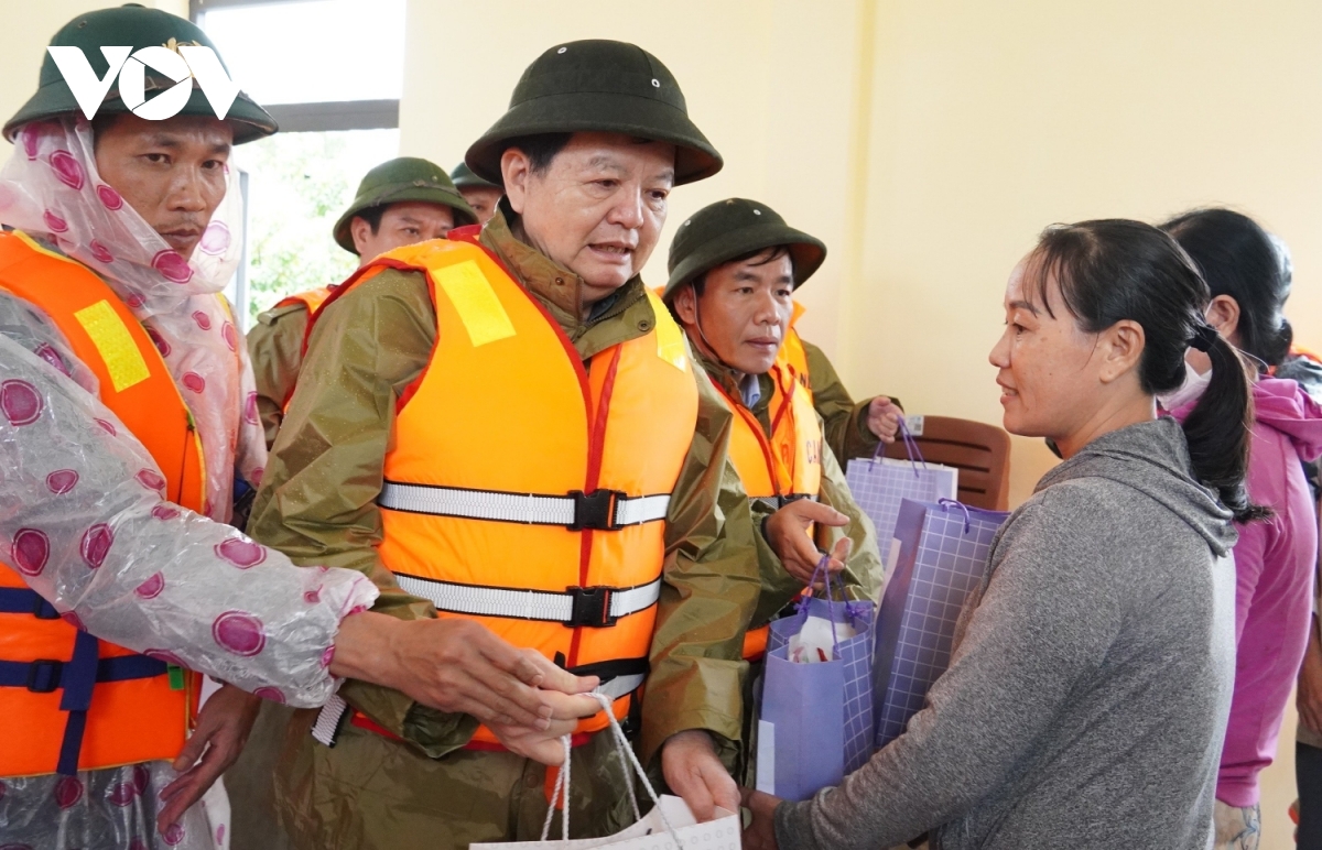 Phó Thủ tướng Mai Văn Chính tặng quà người dân vùng rốn lũ Quảng Trị
