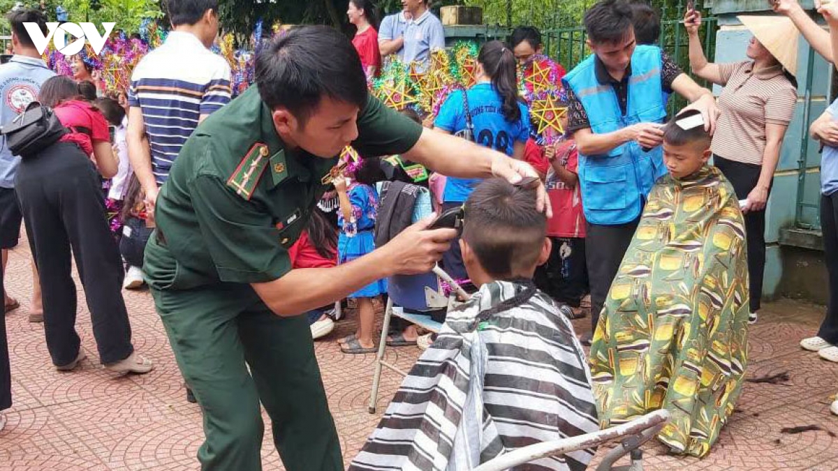 bo doi bien phong mang trung thu am ap den voi tre em noi bien gioi thanh hoa hinh anh 2
