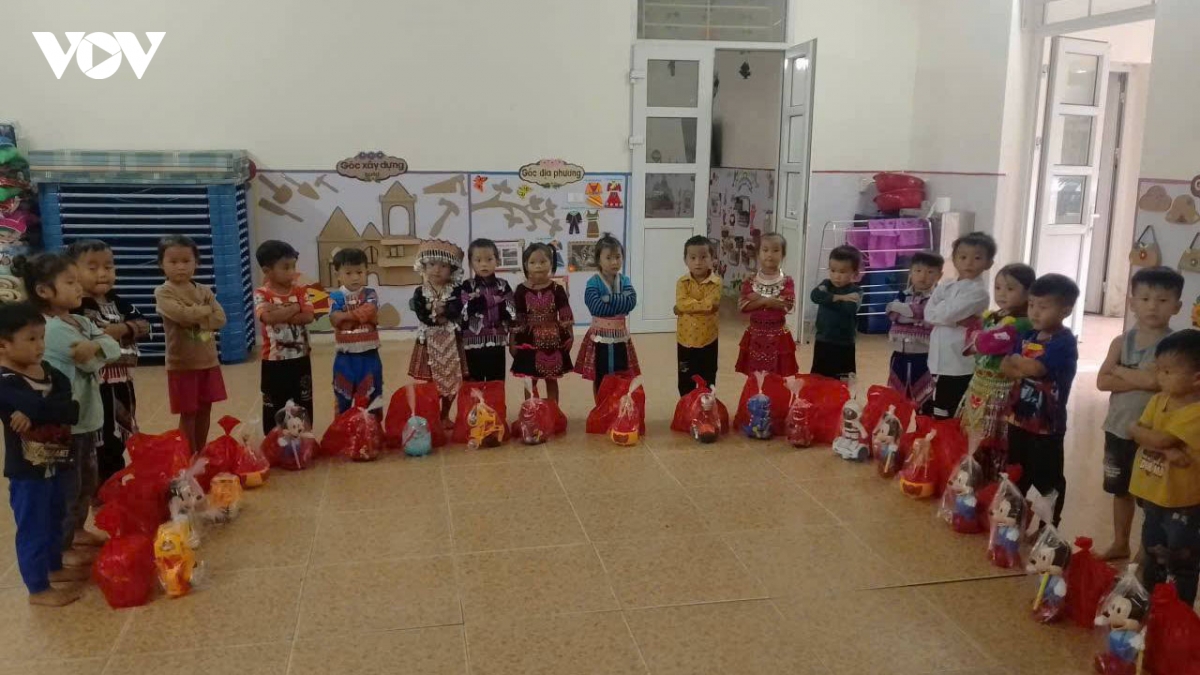bo doi bien phong mang trung thu am ap den voi tre em noi bien gioi thanh hoa hinh anh 4
