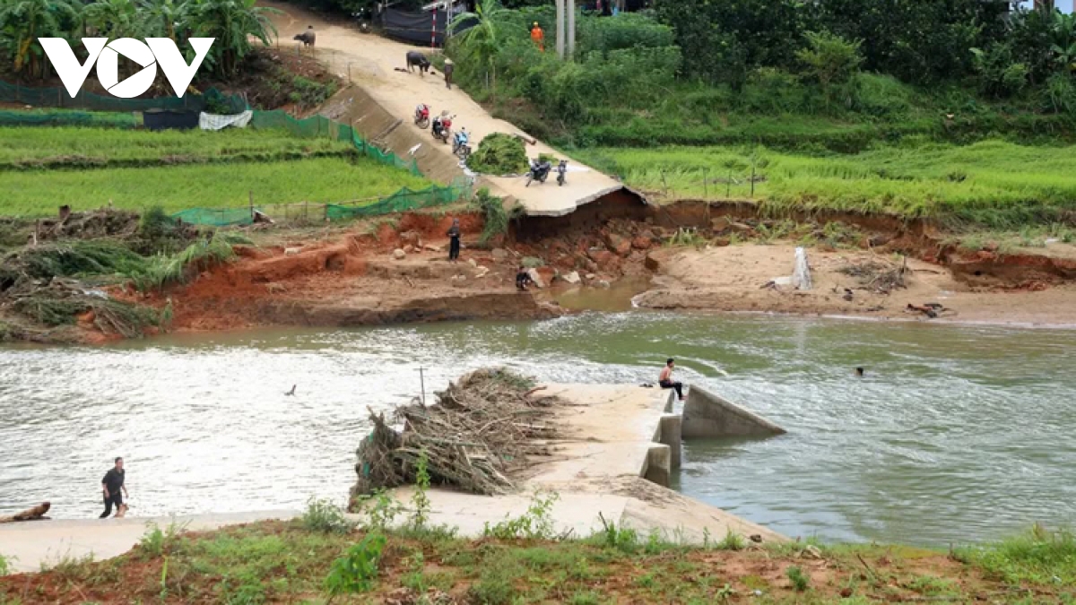 Gần 2.000 nhà dân ở Phú Thọ bị hư hỏng, ngập nặng do bão số 10