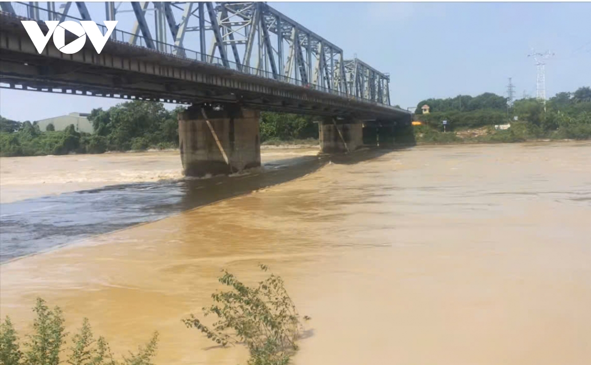 Lật tàu hàng trên sông Lô gần cầu Việt Trì, hai vợ chồng mất tích