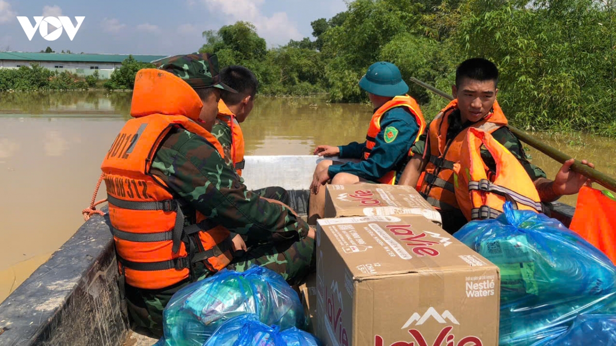 giua lu du, nguoi linh tre quen minh cuu dan hinh anh 1
