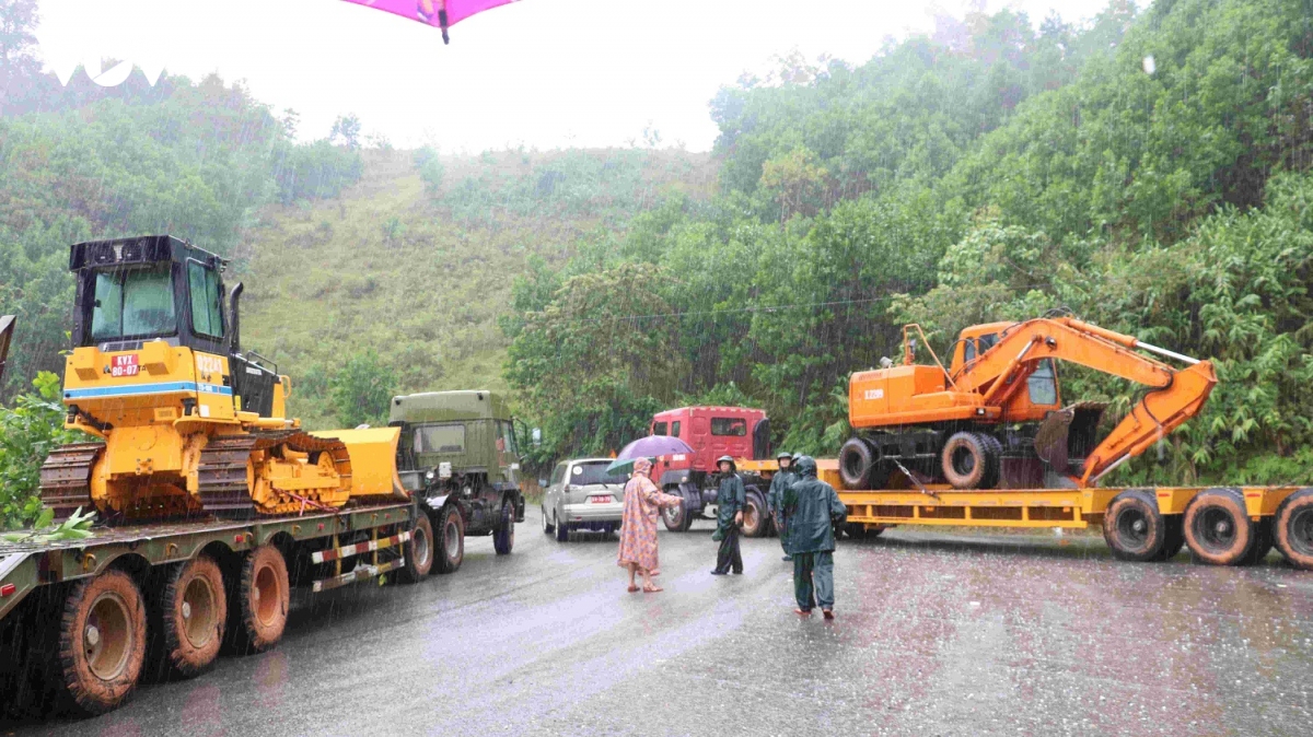 giua mua lu mien trung, lu doan 270 mo duong cuu dan hinh anh 1