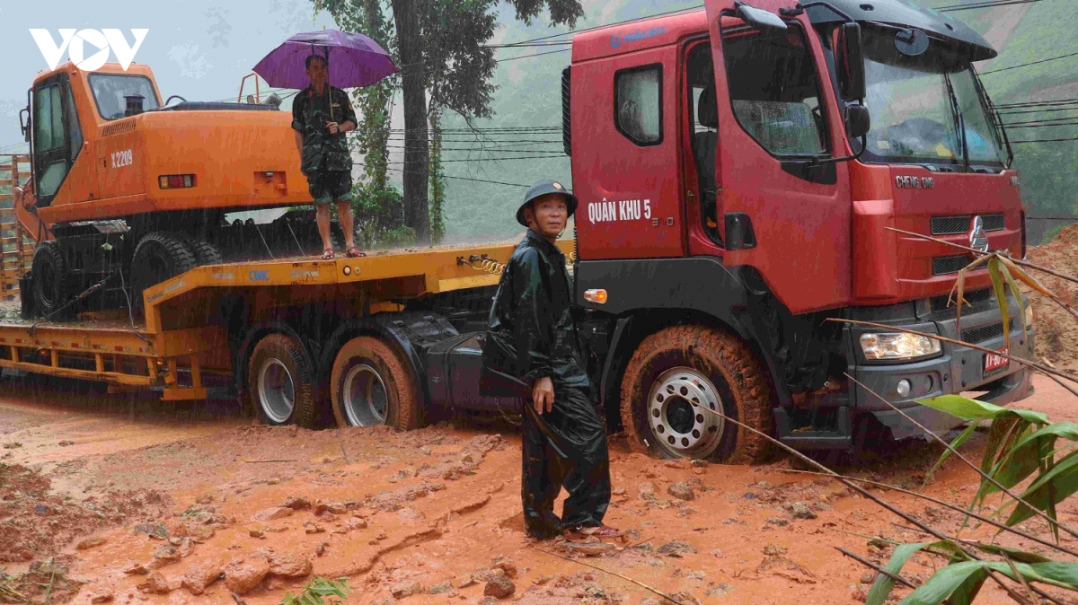 giua mua lu mien trung, lu doan 270 mo duong cuu dan hinh anh 2