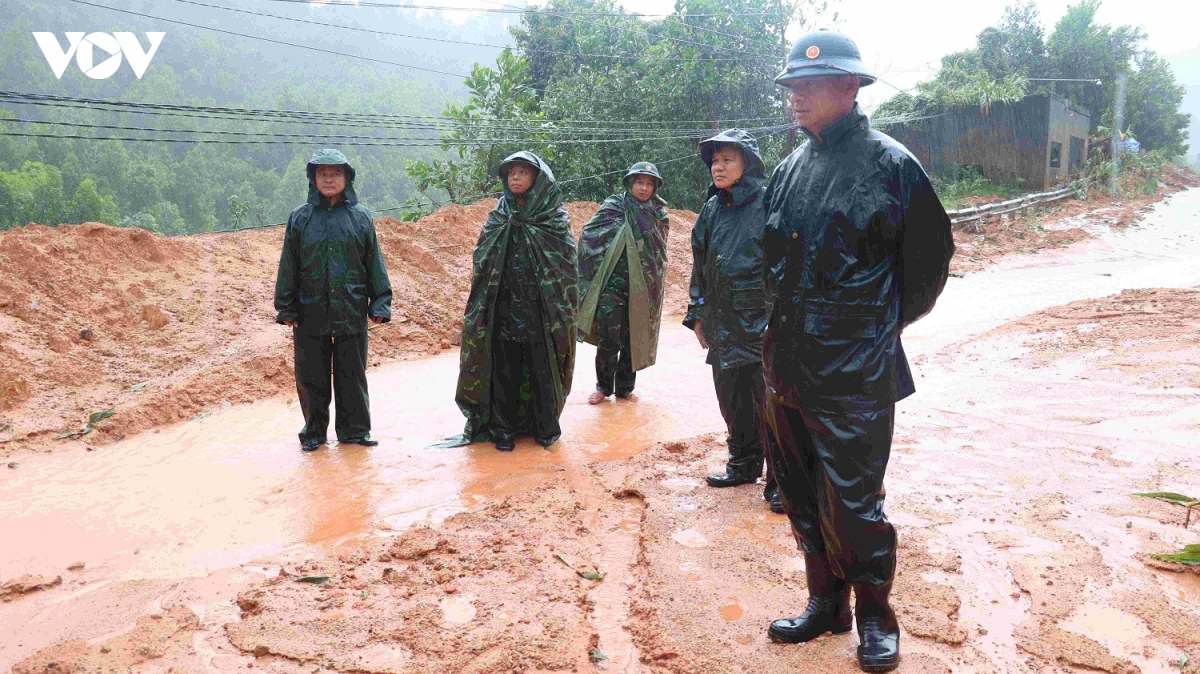 giua mua lu mien trung, lu doan 270 mo duong cuu dan hinh anh 3