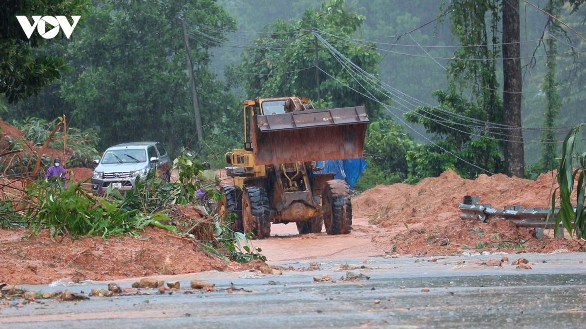 giua mua lu mien trung, lu doan 270 mo duong cuu dan hinh anh 9