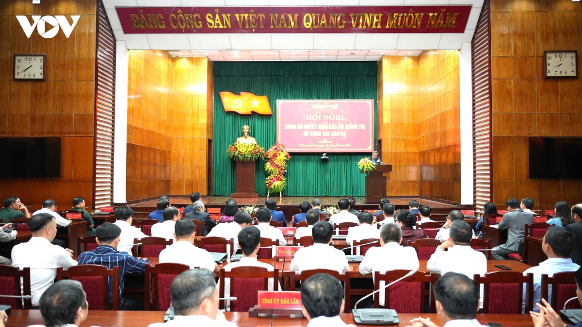 Ong nguyen Dinh trung giu chuc bi thu thanh uy hue hinh anh 3