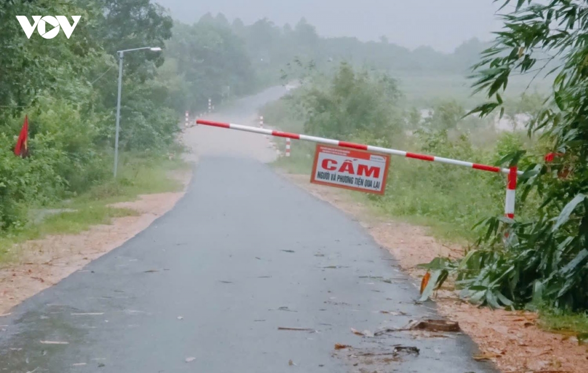 nhieu noi o quang tri bi chia cat, ngap lut do mua lon hinh anh 2