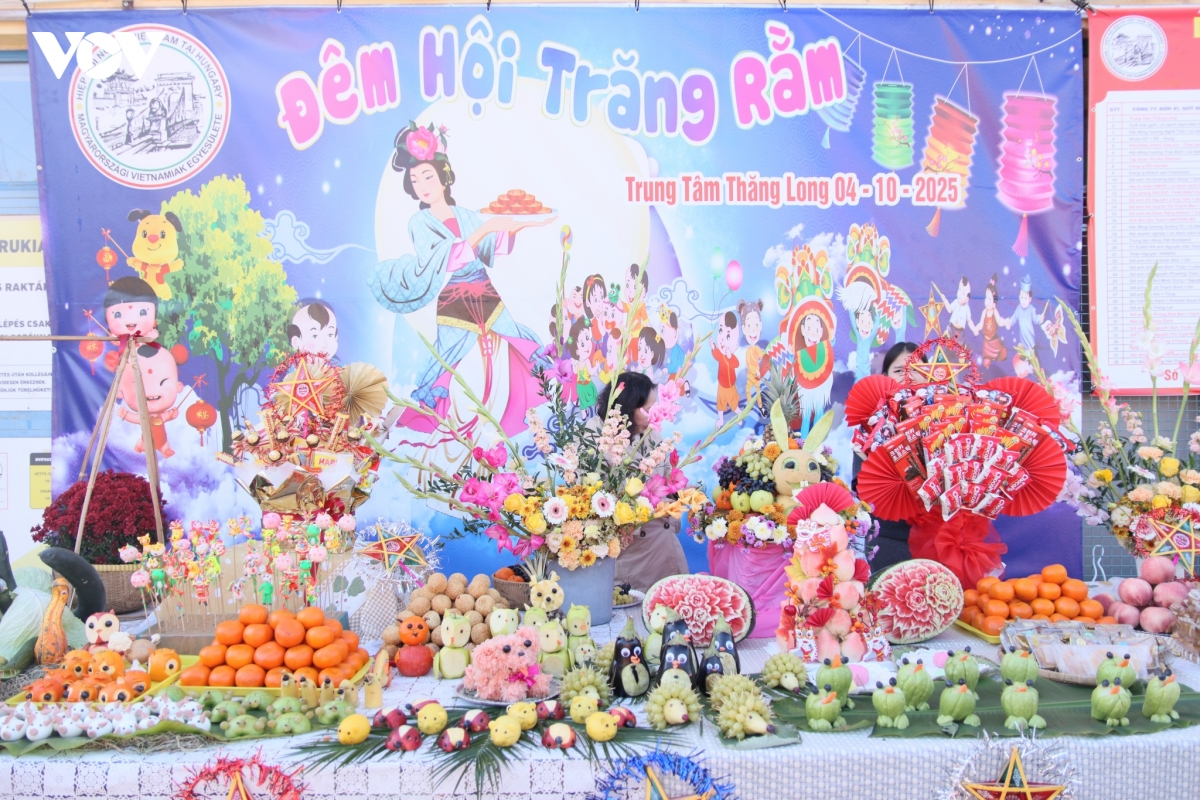 nguoi viet tai hungary tung bung don tet trung thu 2025 hinh anh 3