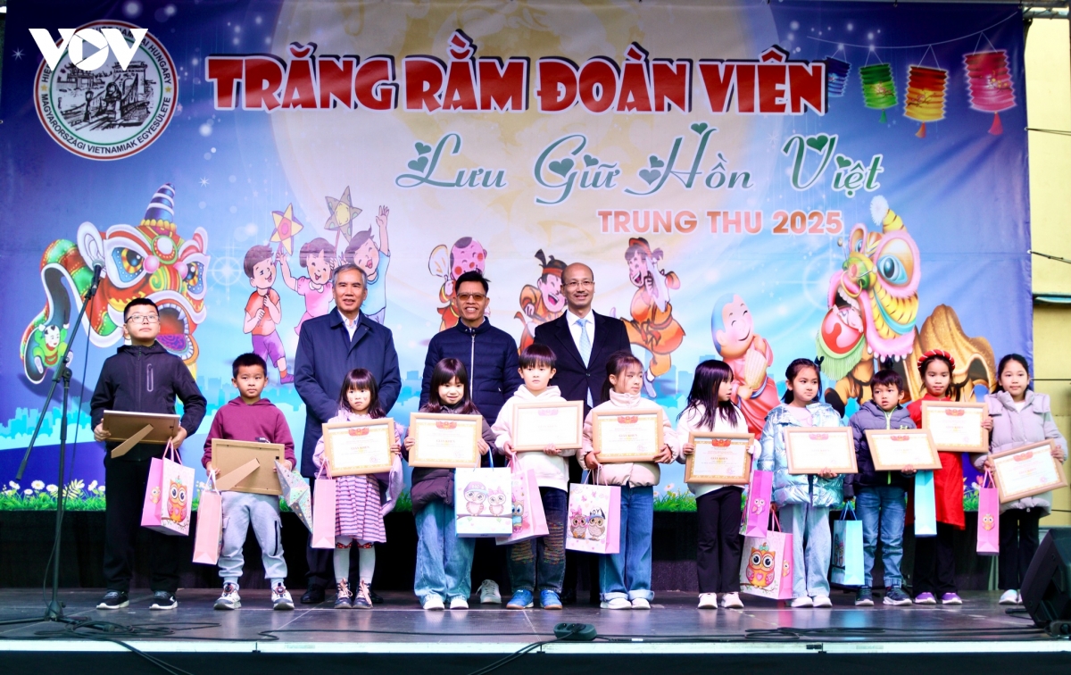nguoi viet tai hungary tung bung don tet trung thu 2025 hinh anh 2