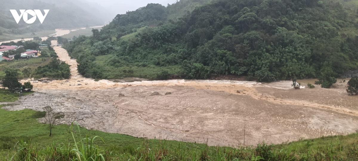 hon 100 nguoi dung cuoc, xeng mo duong vao 5 thon bi co lap o vung nui cao ngoc linh hinh anh 3