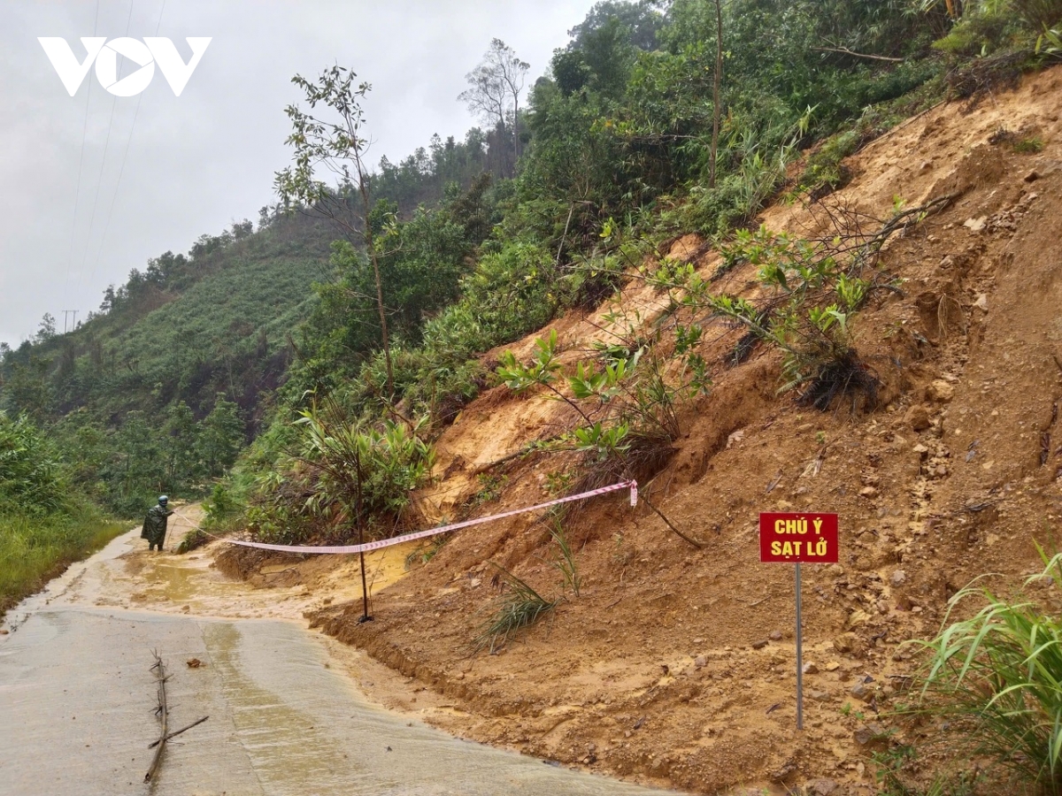 Học sinh lớp 3 tử vong do trượt chân rơi xuống cống nước trong mưa lũ