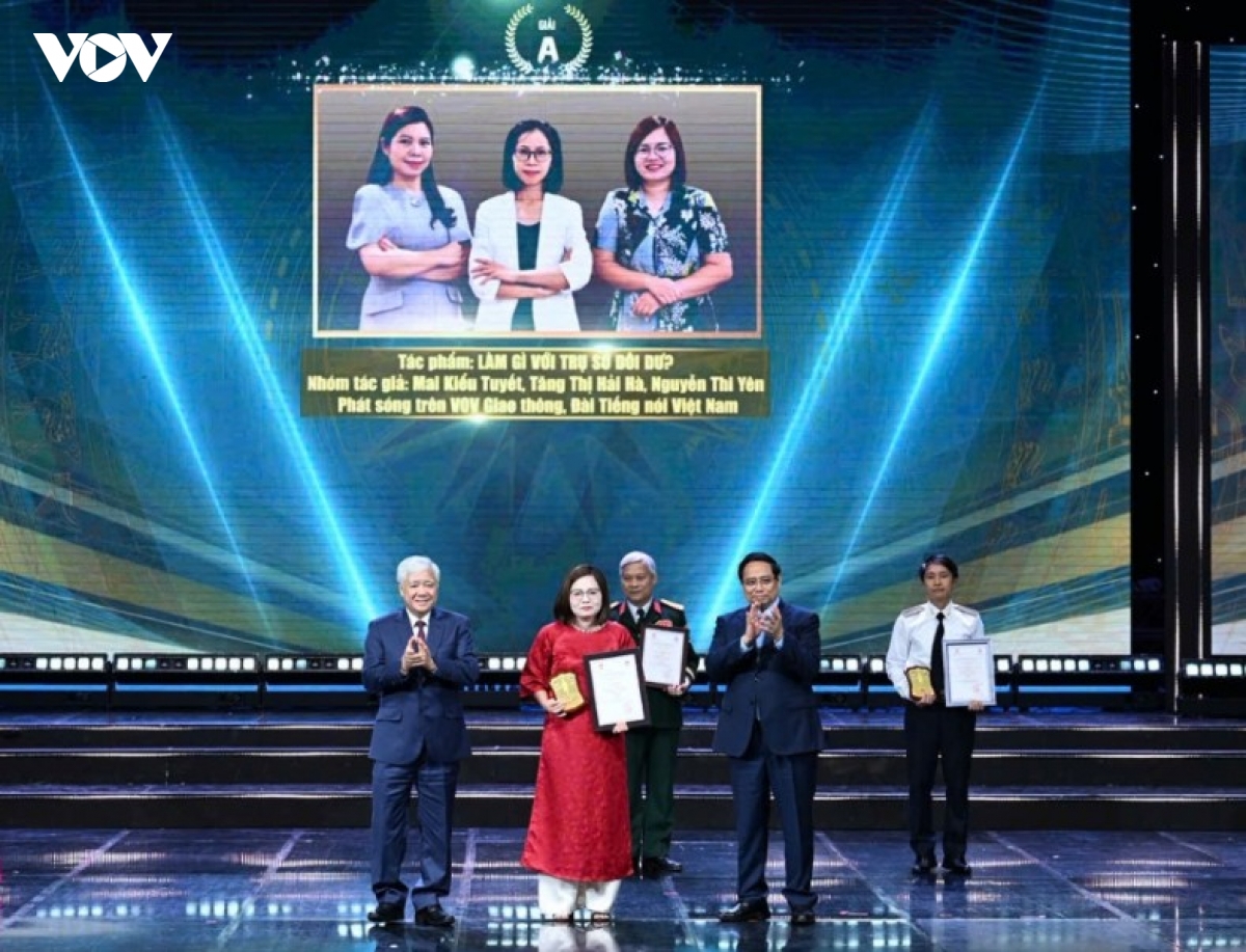 vov co 4 tac pham doat giai giai bao chi toan quoc phong, chong tham nhung hinh anh 4