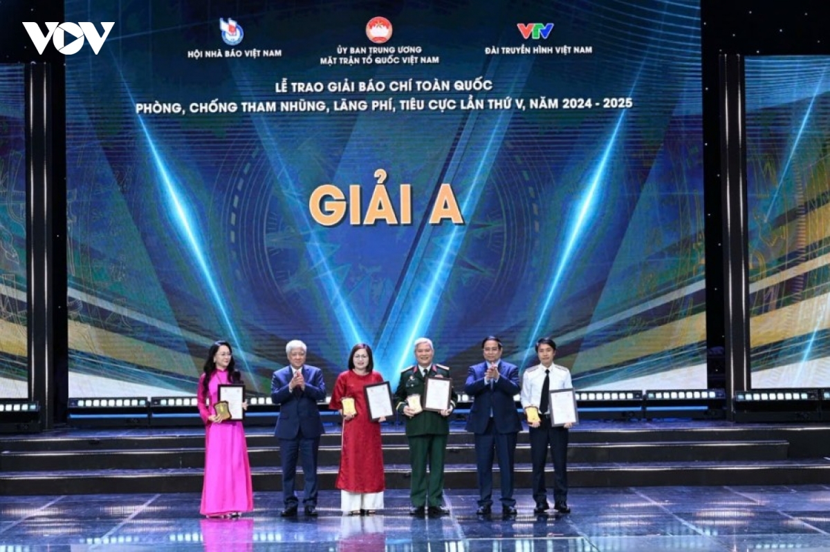 vov co 4 tac pham doat giai giai bao chi toan quoc phong, chong tham nhung hinh anh 3