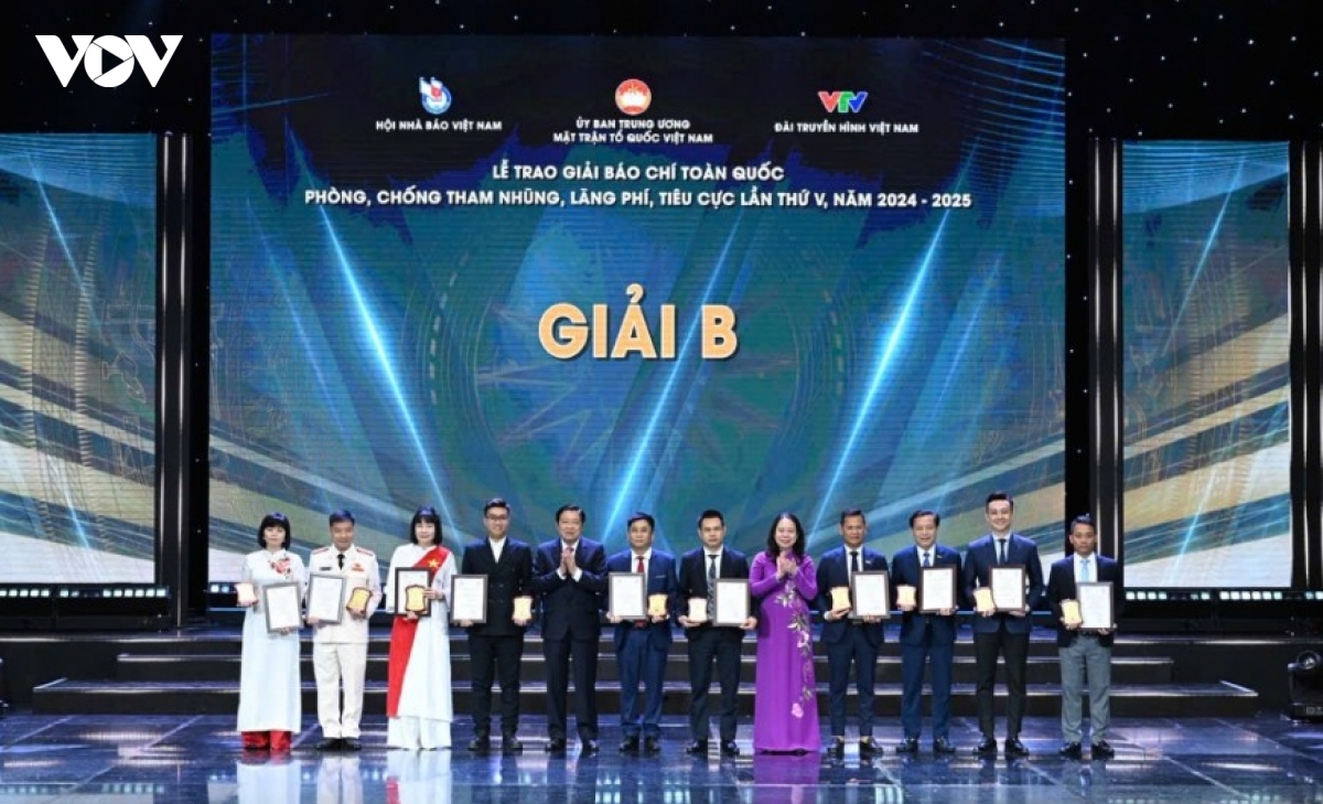 vov co 4 tac pham doat giai giai bao chi toan quoc phong, chong tham nhung hinh anh 5