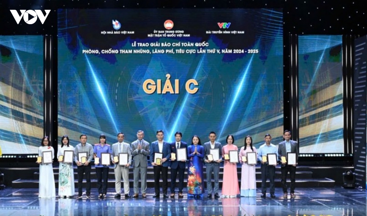 vov co 4 tac pham doat giai giai bao chi toan quoc phong, chong tham nhung hinh anh 7