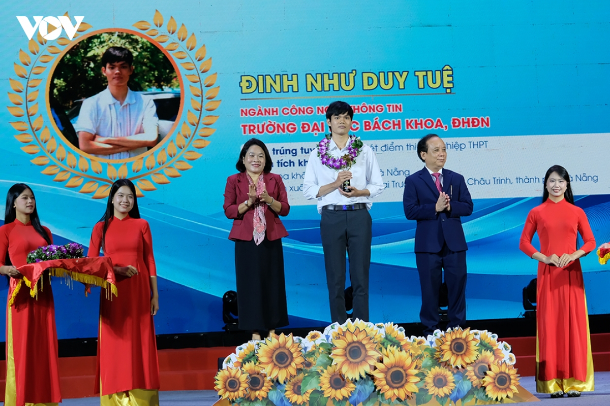Dai hoc Da nang trao hoc bong nang buoc sinh vien hinh anh 2