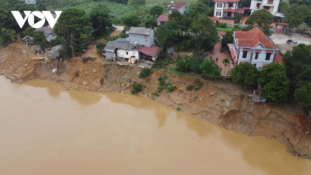 sạt lở bờ sông lô qua phú thọ dài gần 1km, nhiều nhà dân chênh vênh sát mép sông hình ảnh 8 sat lo bo song lo qua phu tho dai gan 1km, nhieu nha dan chenh venh sat mep song hinh anh 8