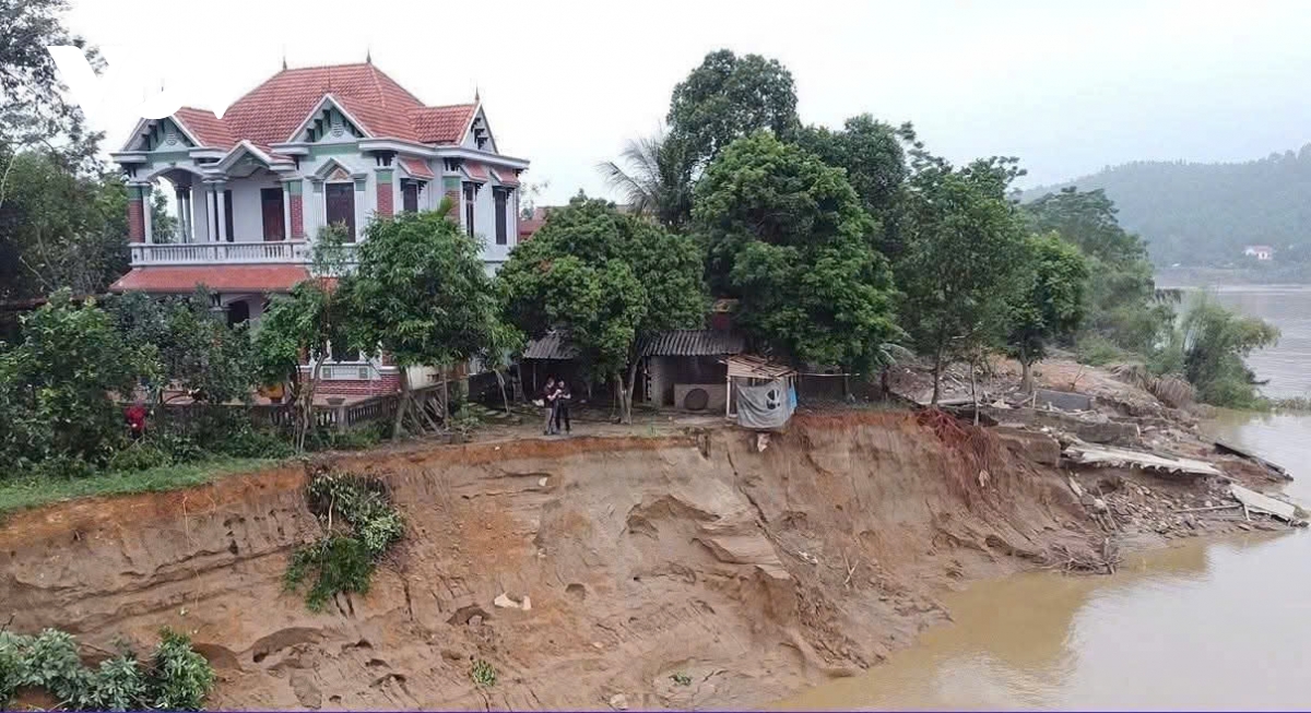 sạt lở bờ sông lô qua phú thọ dài gần 1km, nhiều nhà dân chênh vênh sát mép sông hình ảnh 13 sat lo bo song lo qua phu tho dai gan 1km, nhieu nha dan chenh venh sat mep song hinh anh 13