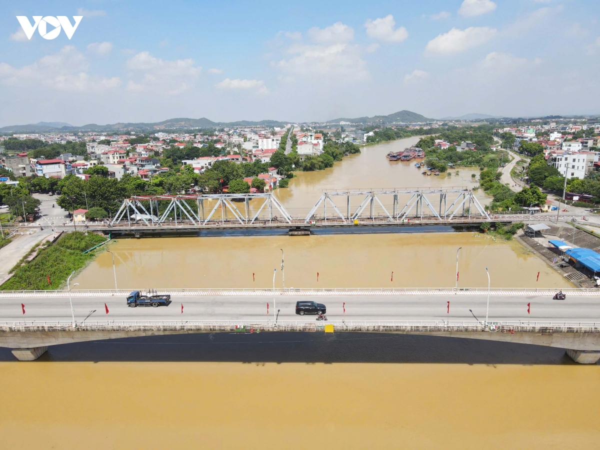 nuoc ngap bua vay phuong van ha, chu tich bac ninh di thi sat dong vien nguoi dan hinh anh 6
