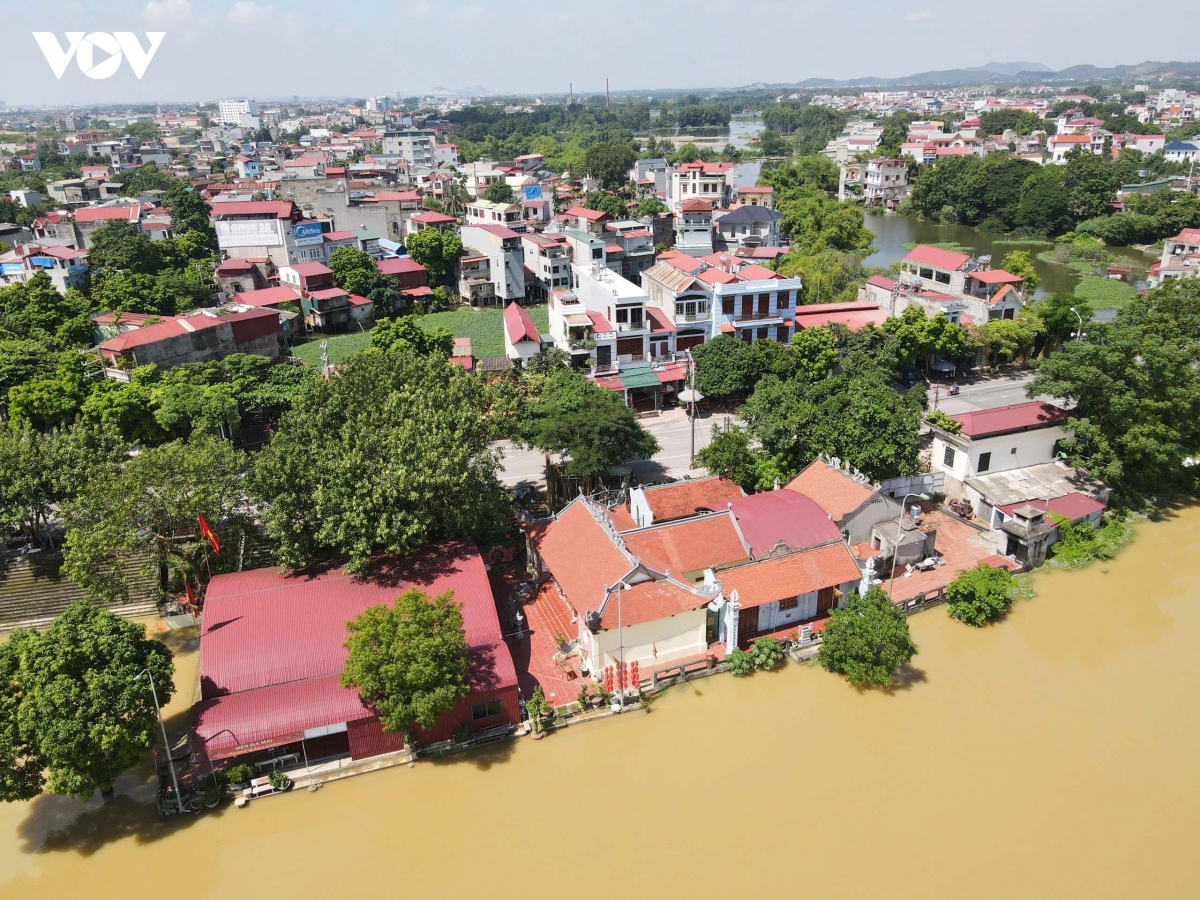 nuoc ngap bua vay phuong van ha, chu tich bac ninh di thi sat dong vien nguoi dan hinh anh 7