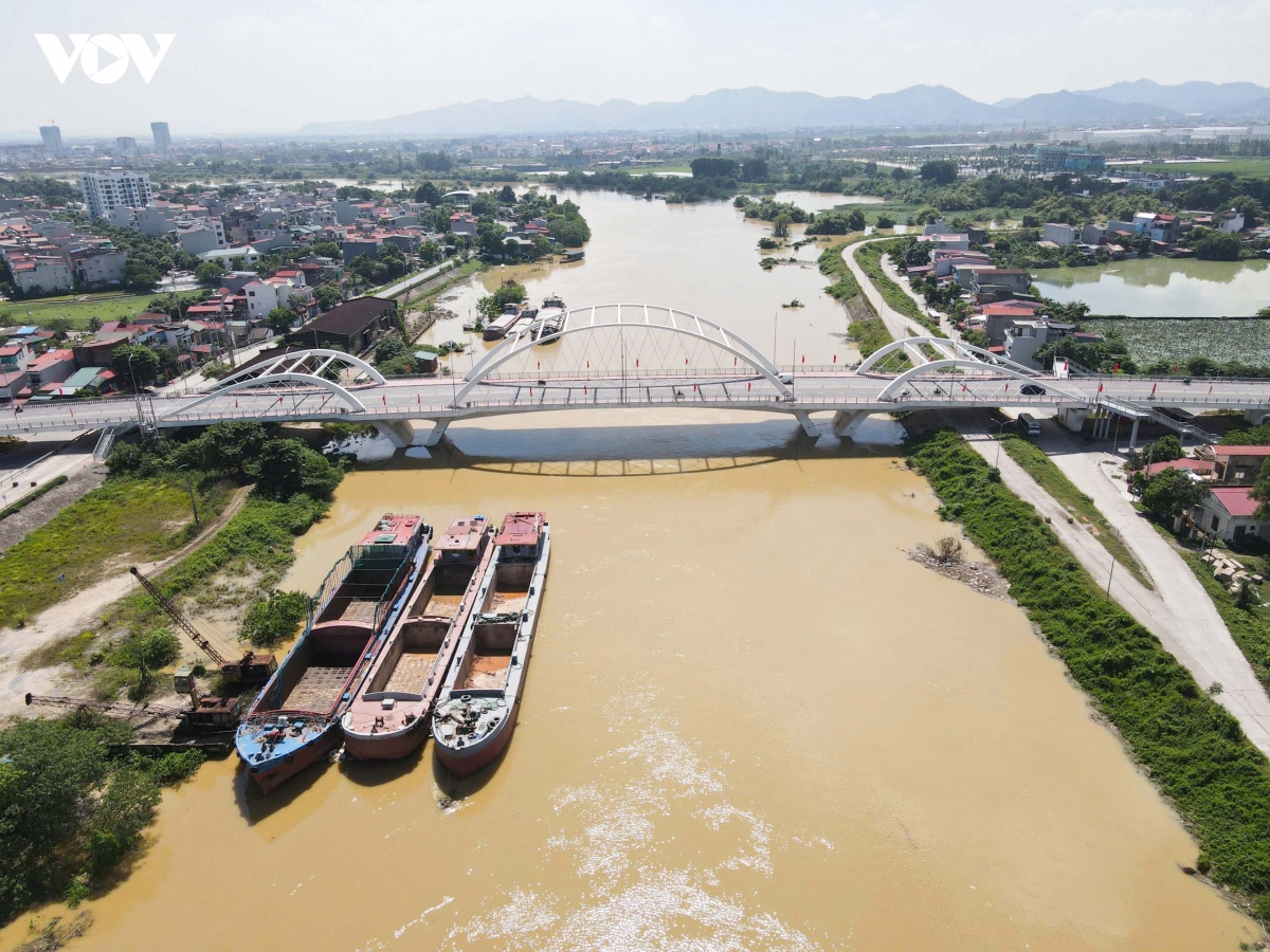 nuoc ngap bua vay phuong van ha, chu tich bac ninh di thi sat dong vien nguoi dan hinh anh 5