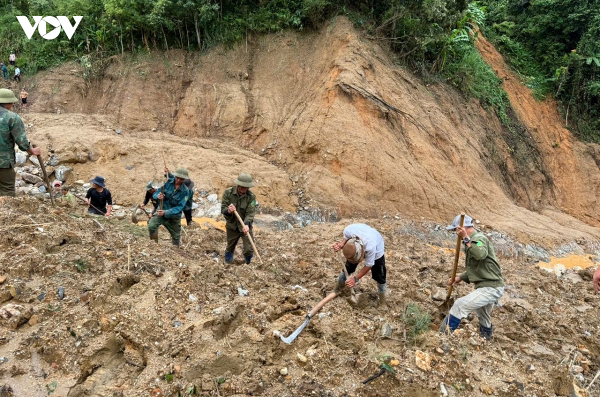 hon 100 nguoi dung cuoc, xeng mo duong vao 5 thon bi co lap o vung nui cao ngoc linh hinh anh 2