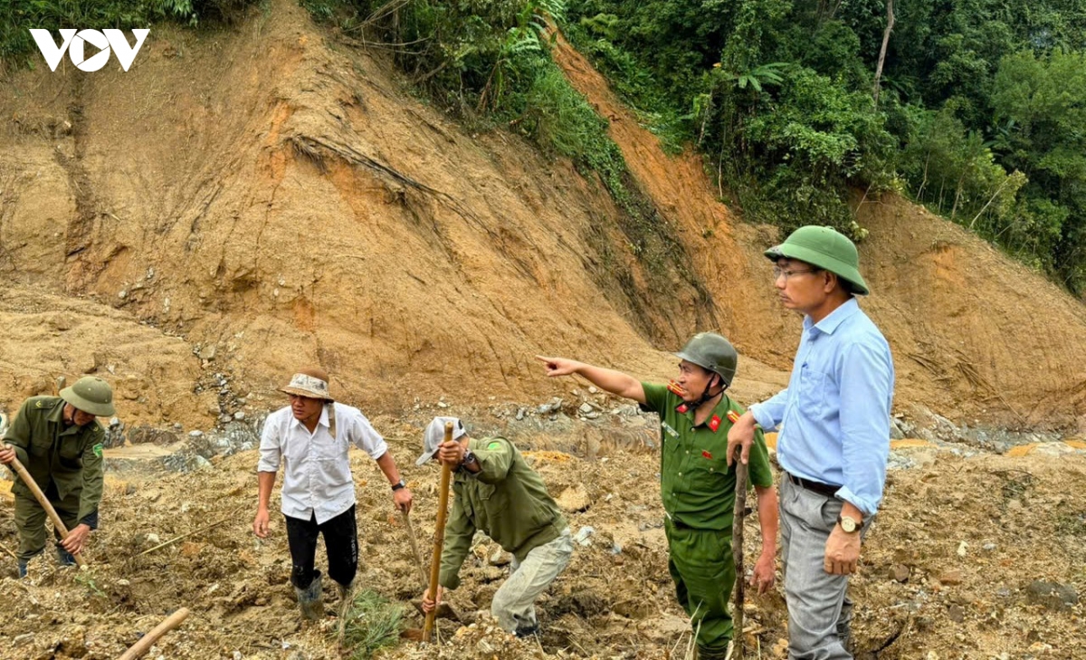 hon 100 nguoi dung cuoc, xeng mo duong vao 5 thon bi co lap o vung nui cao ngoc linh hinh anh 1
