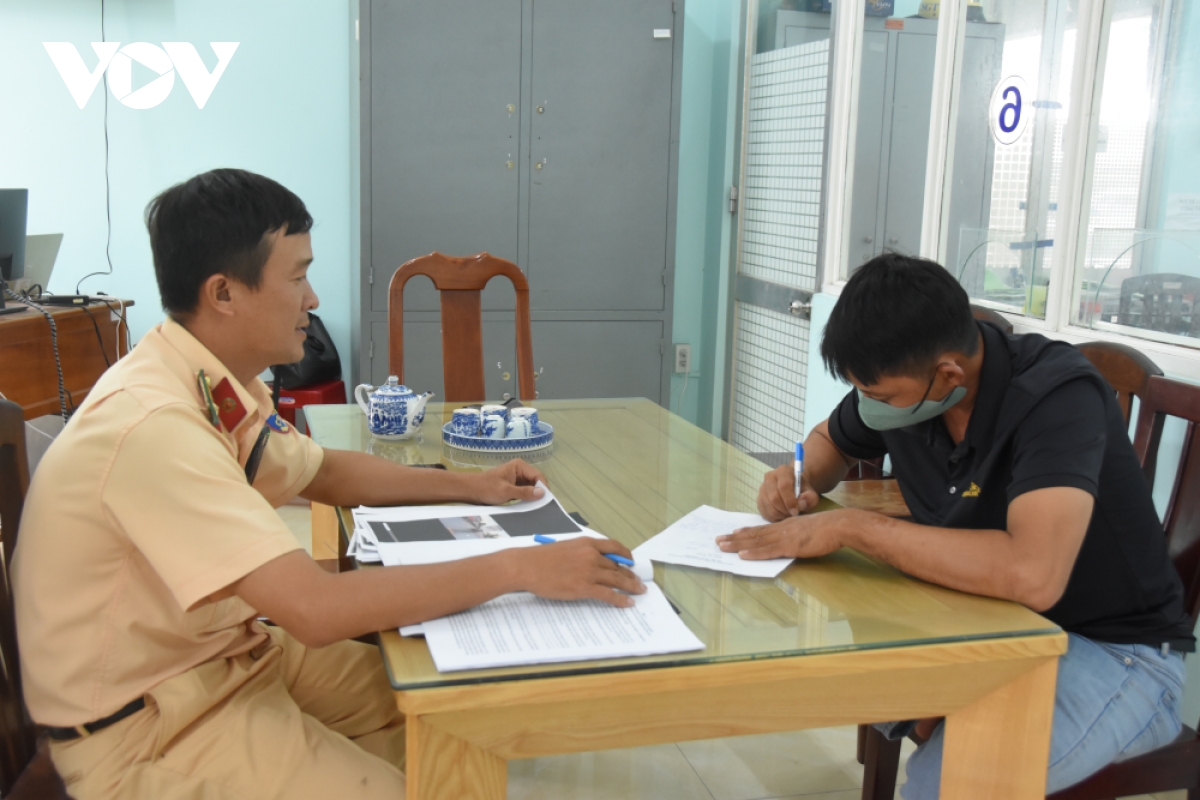 Tài xế xả nước thải từ xe tải lên đường cao tốc ở Đồng Tháp bị phạt 3 triệu đồng