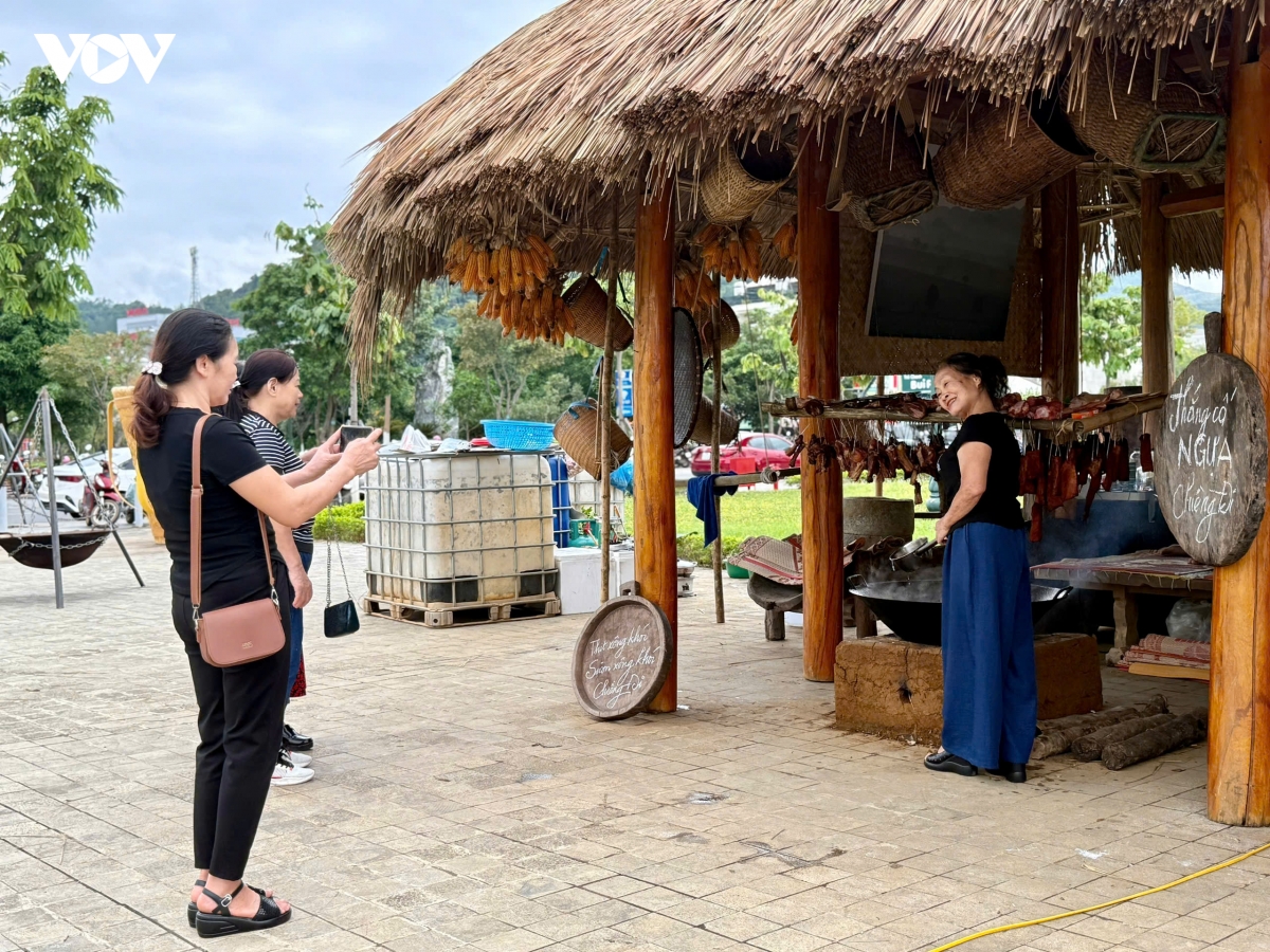 ban sac van hoa net cham pha trong buc tranh 130 nam tinh son la hinh anh 10