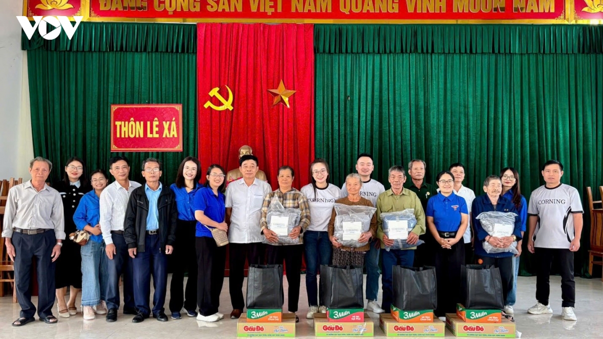 tham hoi, tang qua nguoi cao tuoi co hoan canh kho khan tai xa hong son hinh anh 1