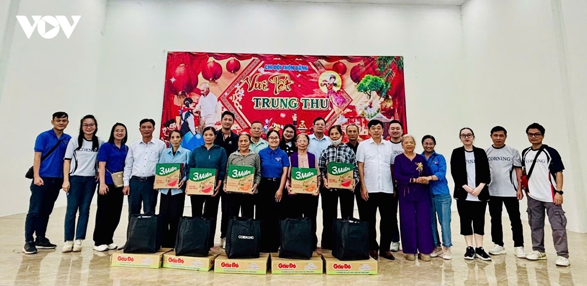 tham hoi, tang qua nguoi cao tuoi co hoan canh kho khan tai xa hong son hinh anh 2