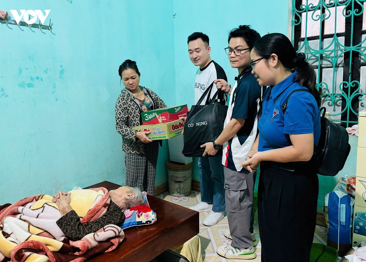tham hoi, tang qua nguoi cao tuoi co hoan canh kho khan tai xa hong son hinh anh 3